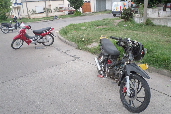 Chocaron dos motocicletas: madre e hija con lesiones