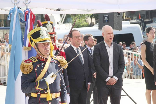 El coronel Armanelli recibió al presidente François Hollande