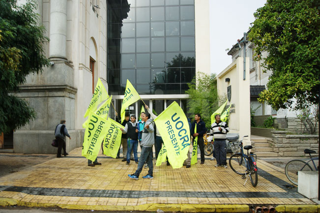Temiendo por sus fuentes de trabajo, personal  de Intesar se manifestó frente a la Municipalidad  
