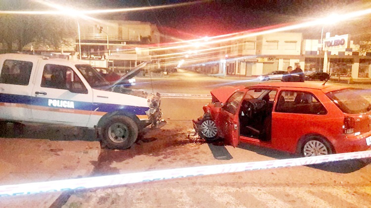 Tras una persecución por calles céntricas  un automóvil colisionó con un móvil policial 
