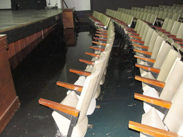 A raíz del temporal ingresó gran cantidad de agua en el Teatro