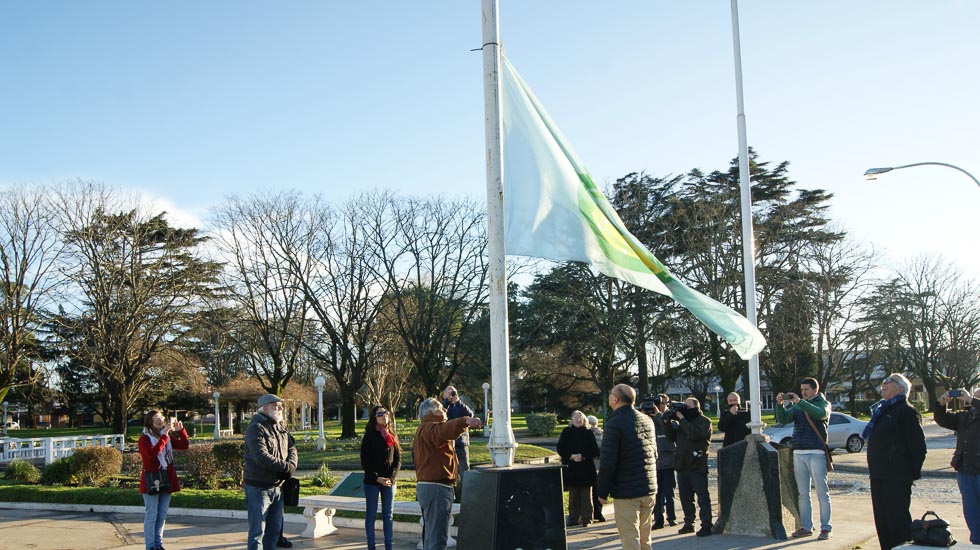 Familiares de la creadora de la bandera de Balcarce izaron el emblema local en la plaza Libertad