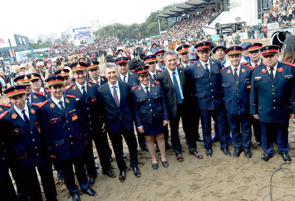 El Presidente Macri homenajeó a los Bomberos de Balcarce en La  Rural