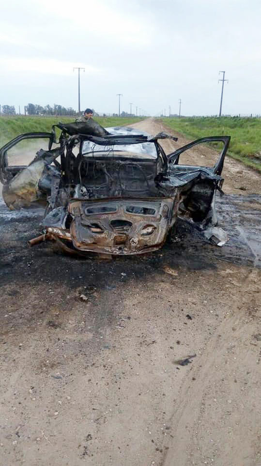 Un automóvil fue consumido por  el fuego y explotó el tanque de gas