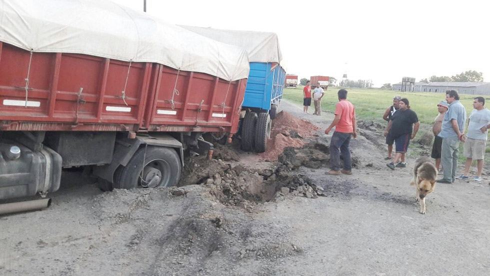 Camión cargado con arcilla "destruyó"  una calle interna de Napaleoufú