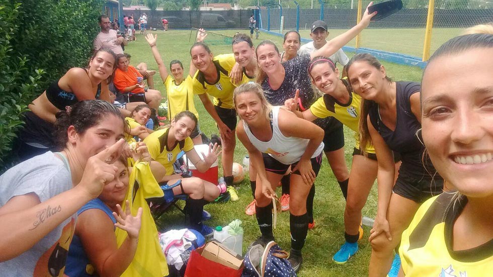 Éxito de Sportivo Trabajo El equipo de fútbol femenino ganó un torneo local