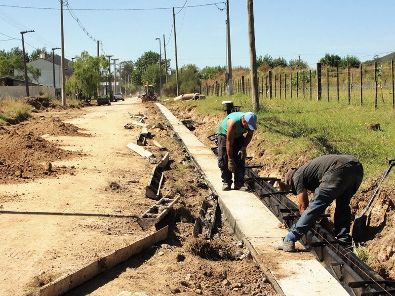 Se inició  la obra de cordón cuneta  en el barrio «Hipólito Yrigoyen»