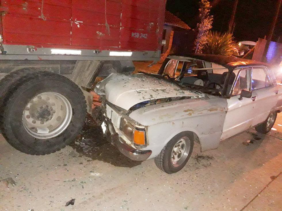 Un automóvil embistió   un camión estacionado