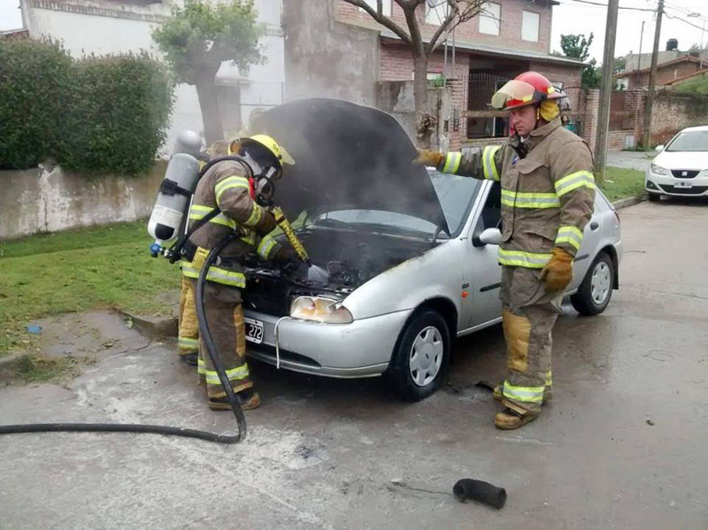 Vehículo afectado por un principio de incendio