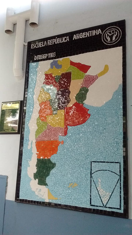 Mapa argentino en mosaico embellece  la escuela "República Argentina"