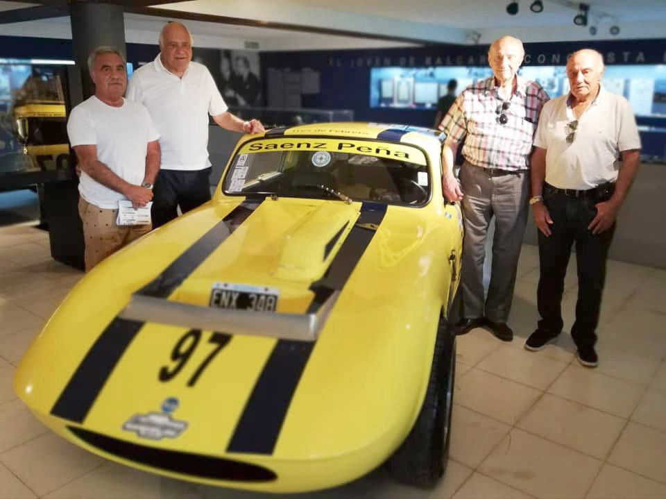 "La Garrafa" y un auto  campeón de Omar del Río  se exhiben en el Museo Fangio