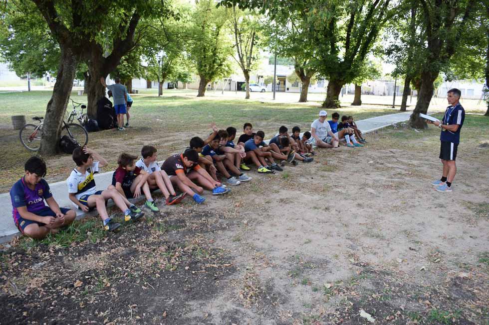 Cada verano, enseñanza de fútbol  para chicos en la plaza «Güemes»