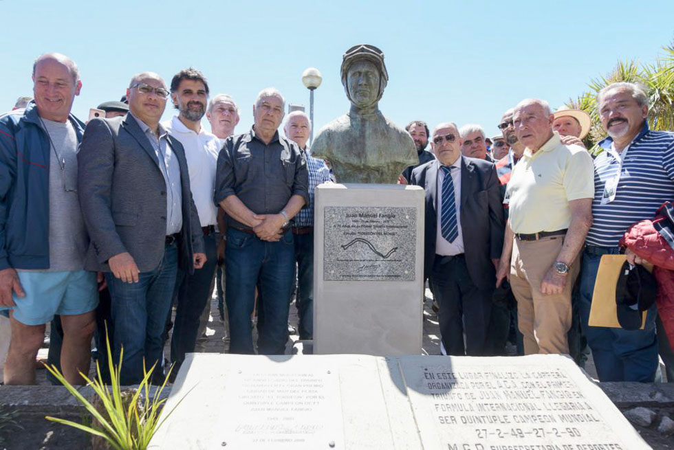 Juan Manuel Fangio tiene  su monumento en la costa de "La feliz"