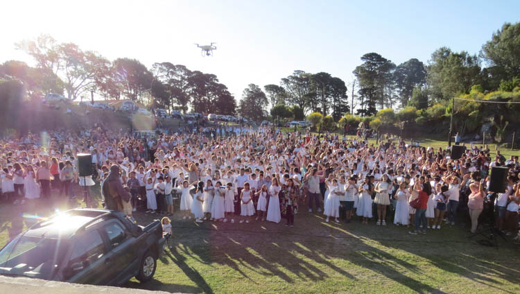 La feligresía católica participó de la "Marcha  de la Esperanza " y celebró la fiesta de la luz